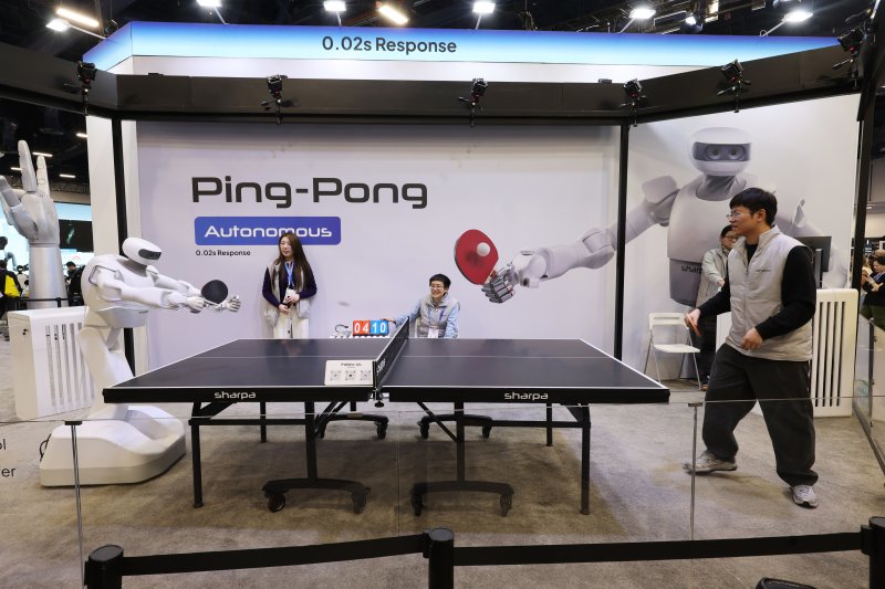 세계 최대 IT(정보기술)·가전 전시회 'CES 2026' 개막 일인 6일(현지시간) 미국 네바다주 라스베이거스 컨벤션센터(LVCC)에서 샤르파 로봇이 인간과 탁구 대결을 펼치고 있다. 2026.1.7/뉴스1 ⓒ News1 황기선 기자