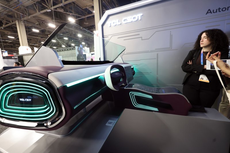 세계 최대 IT(정보기술)·가전 전시회 'CES 2026' 개막 일인 6일(현지시간) 미국 네바다주 라스베이거스 컨벤션센터(LVCC)에서 TCL 부스를 찾은 관람객들이 제품을 살펴보고 있다. 2026.1.7/뉴스1 ⓒ News1 황기선 기자