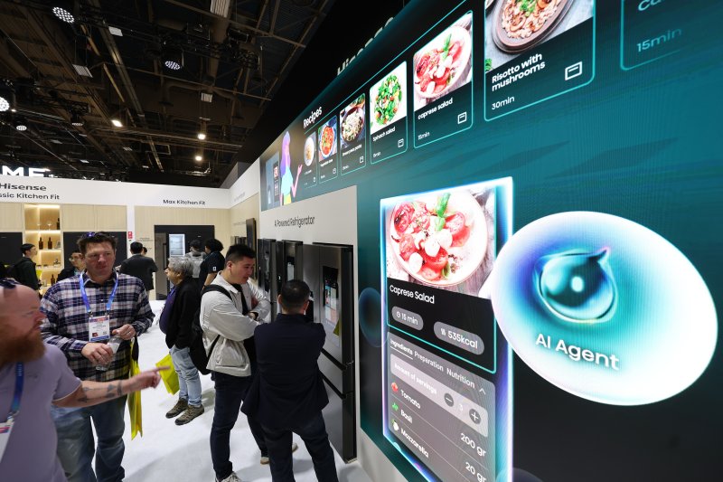 세계 최대 IT(정보기술)·가전 전시회 'CES 2026' 개막 일인 6일(현지시간) 미국 네바다주 라스베이거스 컨벤션센터(LVCC)에서 하이센스 부스를 찾은 관람객들이 제품을 살펴보고 있다. 2026.1.7/뉴스1 ⓒ News1 황기선 기자