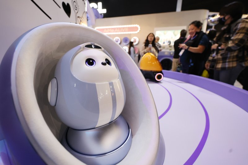 세계 최대 IT(정보기술)·가전 전시회 'CES 2026' 개막 일인 6일(현지시간) 미국 네바다주 라스베이거스 컨벤션센터(LVCC)에서 TCL 부스를 찾은 관람객들이 가정용 로봇 '에이미'를 살펴보고 있다. 2026.1.7/뉴스1 ⓒ News1 황기선 기자