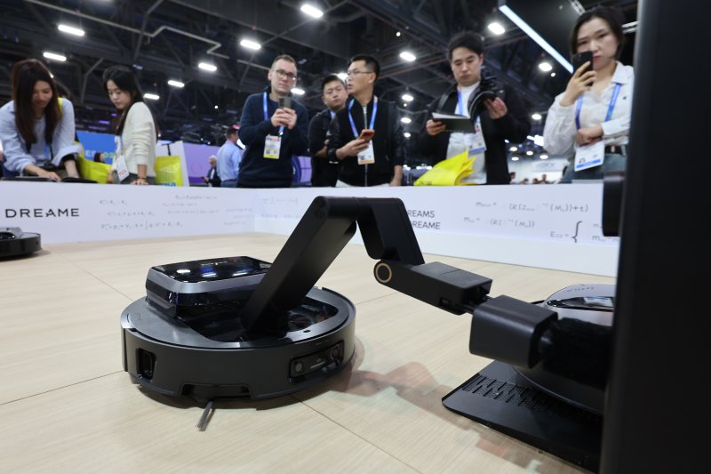 세계 최대 IT(정보기술)·가전 전시회 'CES 2026' 개막 일인 6일(현지시간) 미국 네바다주 라스베이거스 컨벤션센터(LVCC)에서 드리미 부스를 찾은 관람객들이 제품을 살펴보고 있다. 2026.1.7/뉴스1 ⓒ News1 황기선 기자