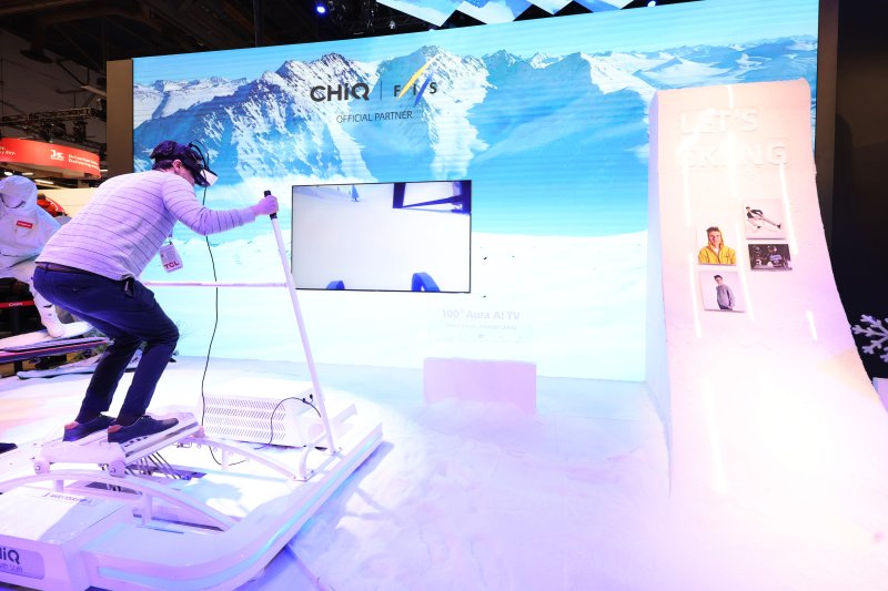 세계 최대 IT(정보기술)·가전 전시회 'CES 2026' 개막 일인 6일(현지시간) 미국 네바다주 라스베이거스 컨벤션센터(LVCC)에서 치크 부스를 찾은 관람객들이 제품 체험을 하고 있다. 2026.1.7/뉴스1 ⓒ News1 황기선 기자