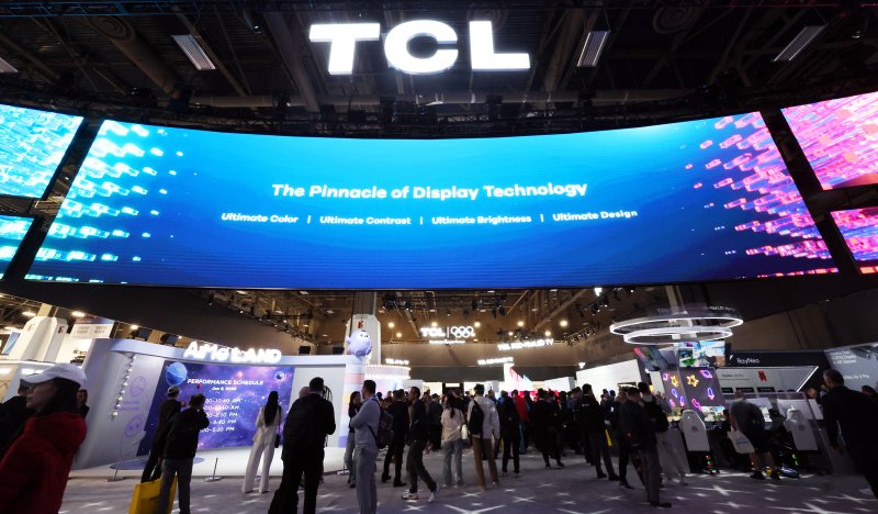세계 최대 IT(정보기술)·가전 전시회 'CES 2026' 개막 일인 6일(현지시간) 미국 네바다주 라스베이거스 컨벤션센터(LVCC)에서 TCL 부스를 찾은 관람객들이 제품을 살펴보고 있다. 2026.1.7/뉴스1 ⓒ News1 황기선 기자