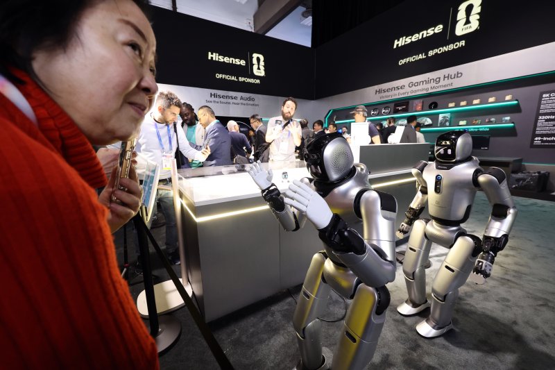 세계 최대 IT(정보기술)·가전 전시회 'CES 2026' 개막 일인 6일(현지시간) 미국 네바다주 라스베이거스 컨벤션센터(LVCC)에서 하이센스 부스를 찾은 관람객들이 제품을 살펴보고 있다. 2026.1.7/뉴스1 ⓒ News1 황기선 기자