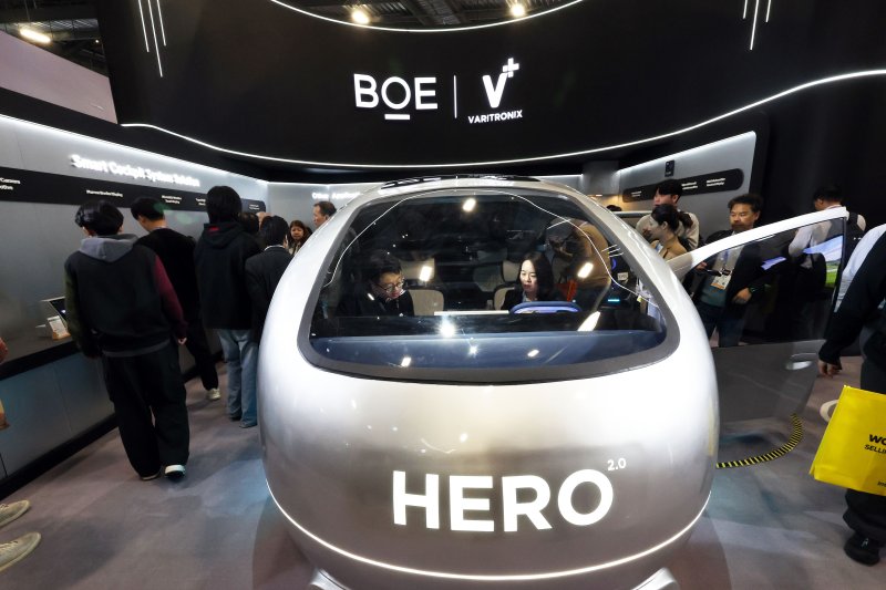 세계 최대 IT(정보기술)·가전 전시회 'CES 2026' 개막 일인 6일(현지시간) 미국 네바다주 라스베이거스 컨벤션센터(LVCC)에서 BOE 부스를 찾은 관람객들이 제품을 살펴보고 있다. 2026.1.7/뉴스1 ⓒ News1 황기선 기자