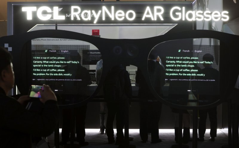 세계 최대 IT(정보기술)·가전 전시회 'CES 2026' 개막 일인 6일(현지시간) 미국 네바다주 라스베이거스 컨벤션센터(LVCC)에서 TCL 부스를 찾은 관람객들이 제품을 살펴보고 있다. 2026.1.7/뉴스1 ⓒ News1 황기선 기자