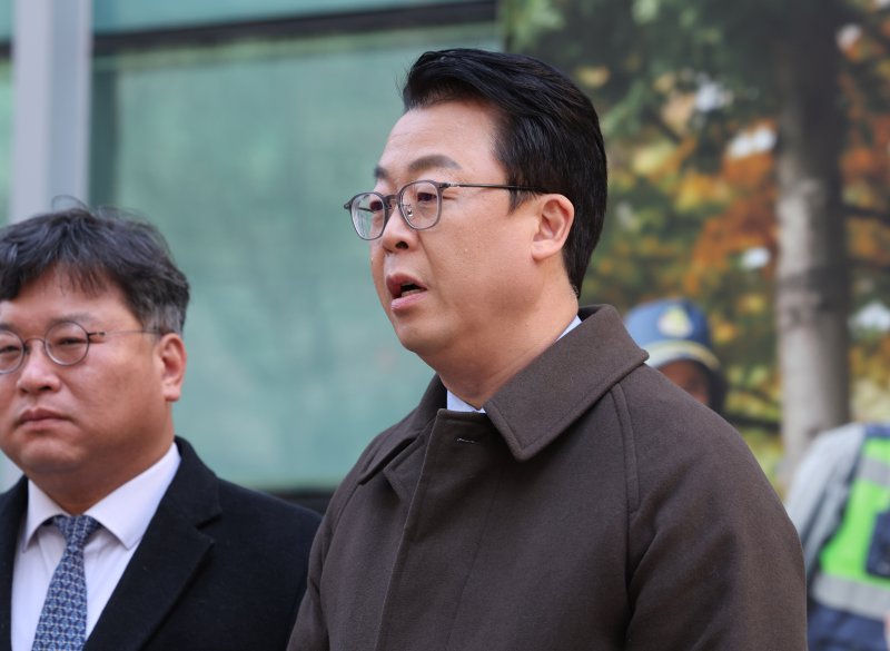 [서울=뉴시스] 배훈식 기자 = 국민의힘 법률자문위원회 곽규택 위원장이 7일 오전 서울 종로구 서울경찰청 앞에서 이재명 대통령과 김민석 국무총리, 정성호 법무부 장관, 박철우 서울중앙지검장에 대한 서해 피살 공무원 사건 관련 직권남용혐의 고발 취지를 설명하고 있다. 2026.01.07. dahora83@newsis.com