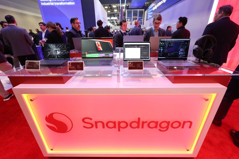 세계 최대 IT(정보기술)·가전 전시회 'CES 2026' 개막 일인 6일(현지시간) 미국 네바다주 라스베이거스 컨벤션센터(LVCC)에서 스냅드래곤 부스를 찾은 관람객들이 제품을 살펴보고 있다. 2026.1.7/뉴스1 ⓒ News1 황기선 기자