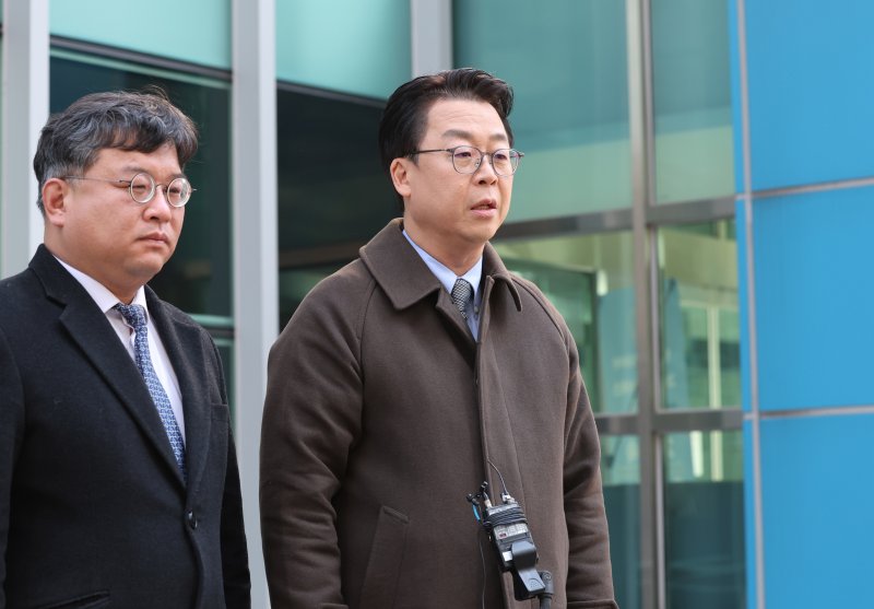 [서울=뉴시스] 배훈식 기자 = 국민의힘 법률자문위원회 곽규택 위원장이 7일 오전 서울 종로구 서울경찰청 앞에서 이재명 대통령과 김민석 국무총리, 정성호 법무부 장관, 박철우 서울중앙지검장에 대한 서해 피살 공무원 사건 관련 직권남용혐의 고발 취지를 설명하고 있다. 2026.01.07. dahora83@newsis.com