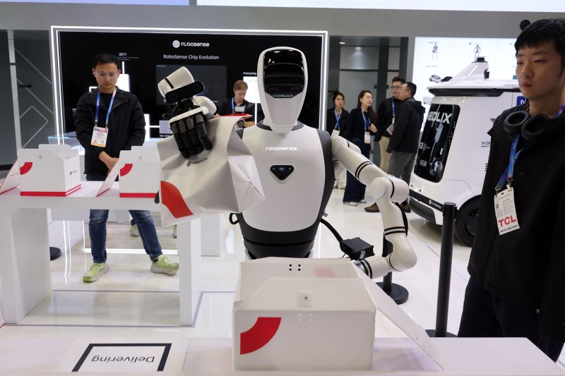 세계 최대 IT(정보기술)·가전 전시회 'CES 2026' 개막 일인 6일(현지시간) 미국 네바다주 라스베이거스 컨벤션센터(LVCC)에서 로보센스 부스를 찾은 관람객들이 제품을 살펴보고 있다. 2026.1.7/뉴스1 ⓒ News1 황기선 기자