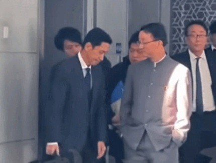 지난해 11월 18일 베이징 외교부 청사를 방문한 가나이 마사아키 일본 외무성 아시아대양주 국장(왼쪽)이 류진쑹 중국 외교부 아시아 국장과 면담 후 청사를 빠져 나가는 장면. 중국 관영 매체의 SNS 계정 위위안탄톈이 공개한 영상을 캡처한 것이다.