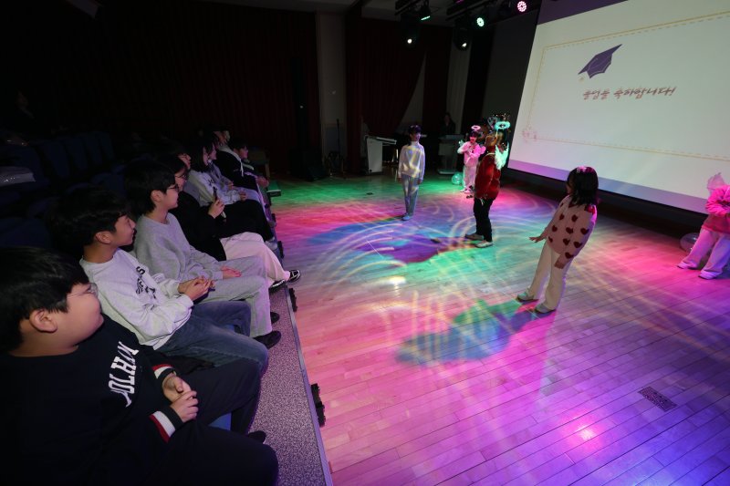 7일 오전 광주 동구 광주중앙초등학교 제81회 졸업생 12명이 후배들이 준비한 기념 공연을 즐기고 있다. ⓒ News1 박지현 기자