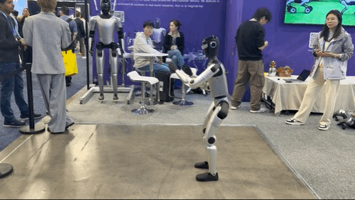 퍼포먼스·교육용 등으로 활용되는 매직랩의 소형 휴머노이드가 6일(현지시간) 미국 라스베이거스 컨벤션센터(LVCC) 노스(북쪽) 홀에 위치한 자체 부스에서 퍼포먼스를 선보이고 있다. 사진=임수빈 기자