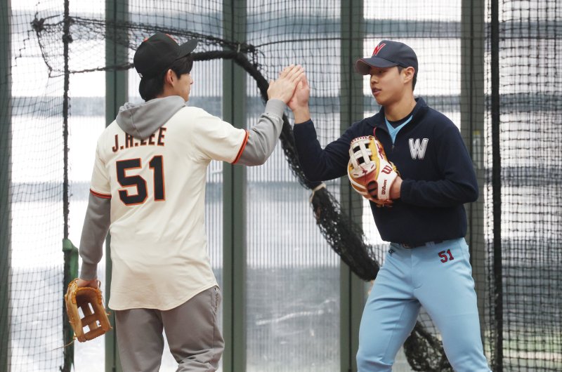 미국 프로야구 메이저리그(MLB) 샌프란시스코 자이언츠 이정후가 7일 경기 이천시 LG 챔피언스파크에서 고등학교 후배와 하이파이브를 하고 있다. 2026.1.7/뉴스1 ⓒ News1 김영운 기자