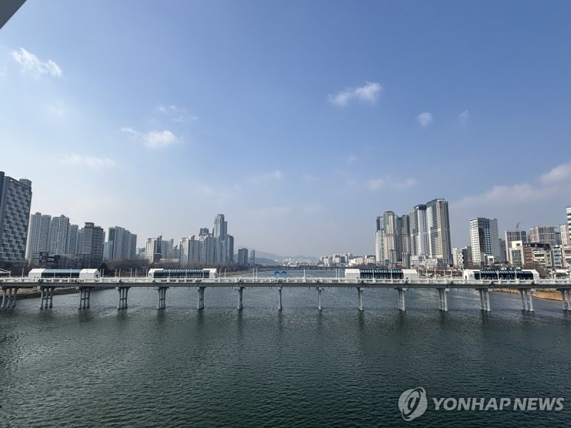 태화강 울산교 상부에 조성된 세계음식문화관 (출처=연합뉴스)