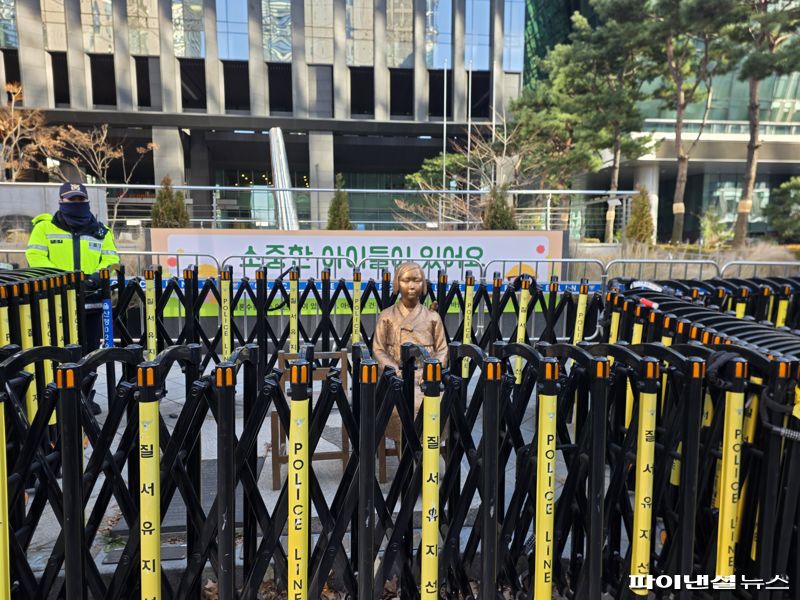 7일 오후 서울 종로구 주한일본대사관 인근에 설치된 평화의 소녀상이 철제 울타리에 갇혀 있다. 사진=박성현 기자