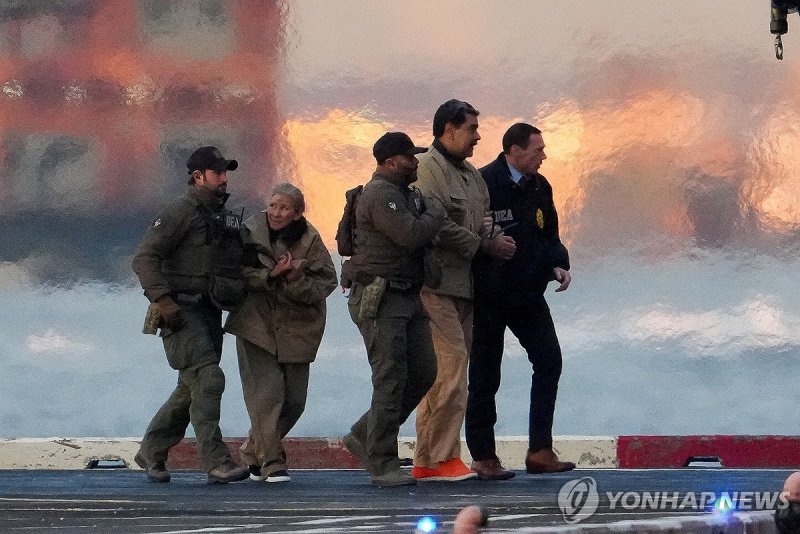 "델타포스 문 열고 쳐들어갈 때 마두로 부부 놀라서 다쳤다" (출처=연합뉴스)