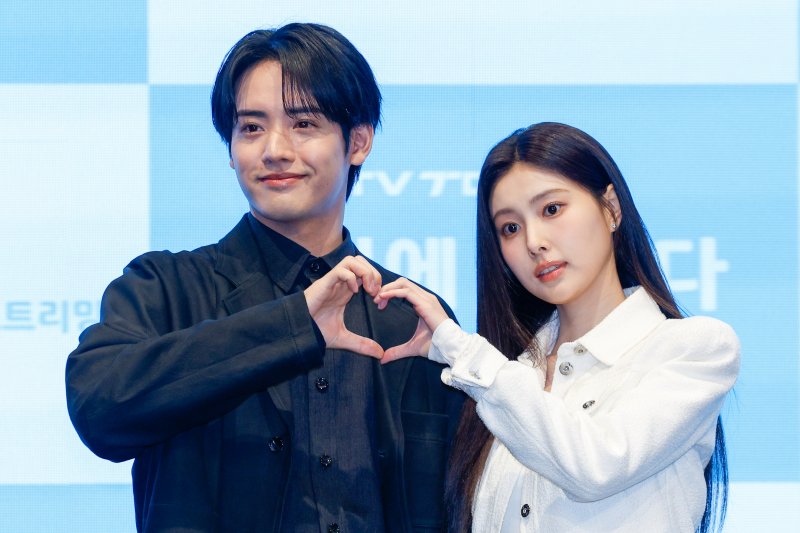 배우 아카소 에이지(赤楚衛二)와 강혜원이 7일 서울 구로구 더세인트에서 열린 일본 테레비 도쿄(TV TOKYO) 드라마 '첫입에 반하다'(김밥과 오니기리, 사랑하는 두 사람은 닮았지만 다르다) 제작발표회에 참석해 포즈를 취하고 있다. 2026.1.7/뉴스1 ⓒ News1 안은나 기자