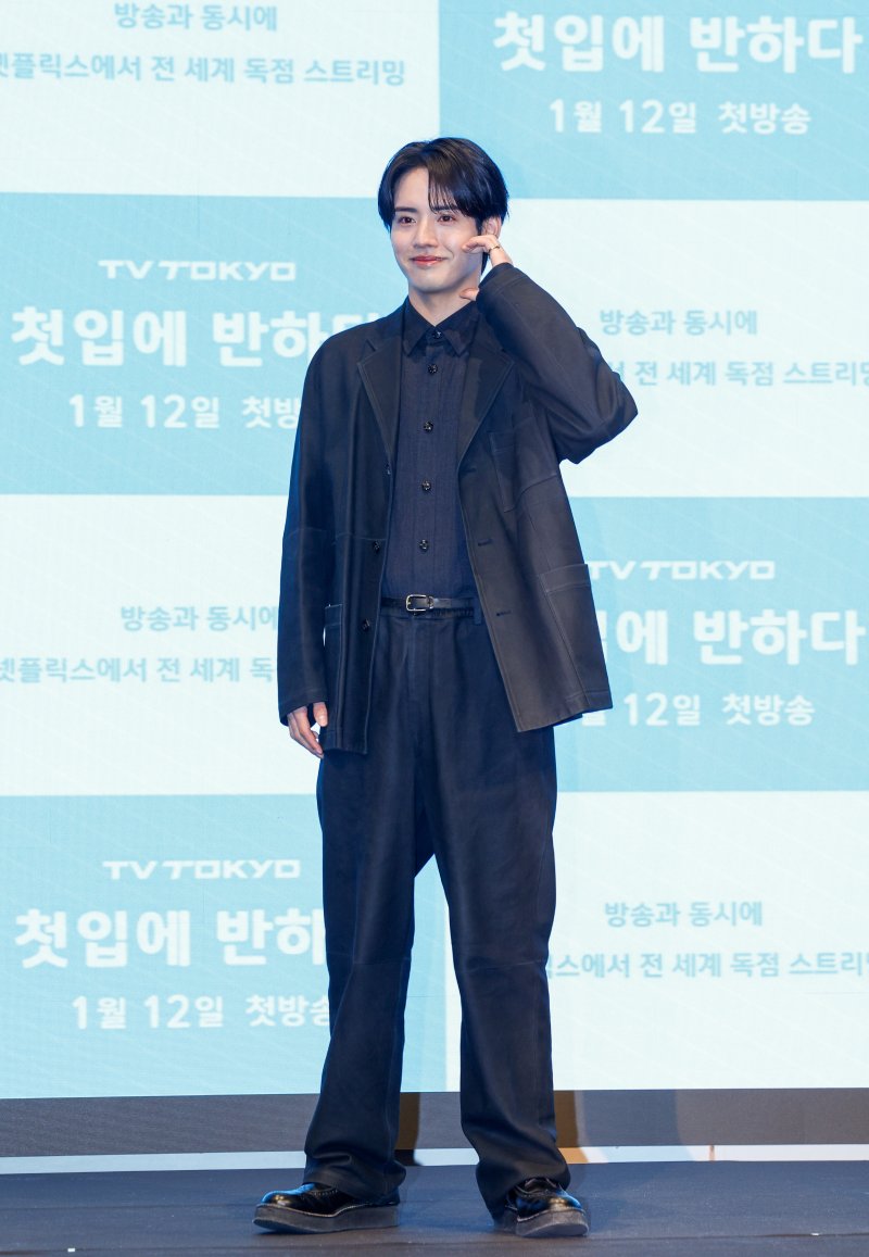 배우 아카소 에이지(赤楚衛二)가 7일 서울 구로구 더세인트에서 열린 일본 테레비 도쿄(TV TOKYO) 드라마 '첫입에 반하다'(김밥과 오니기리, 사랑하는 두 사람은 닮았지만 다르다) 제작발표회에 참석해 포즈를 취하고 있다. '2026.1.7/뉴스1 ⓒ News1 안은나 기자