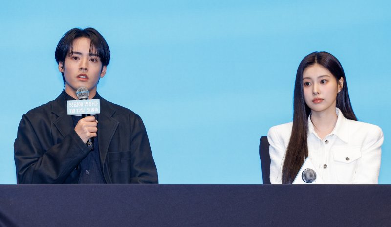 배우 아카소 에이지(赤楚衛二)와 강혜원이 7일 서울 구로구 더세인트에서 열린 일본 테레비 도쿄(TV TOKYO) 드라마 '첫입에 반하다'(김밥과 오니기리, 사랑하는 두 사람은 닮았지만 다르다) 제작발표회에 참석해 질의에 답하고 있다. '2026.1.7/뉴스1 ⓒ News1 안은나 기자