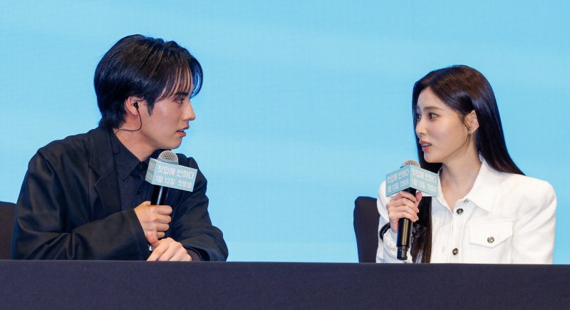 배우 아카소 에이지(赤楚衛二)와 강혜원이 7일 서울 구로구 더세인트에서 열린 일본 테레비 도쿄(TV TOKYO) 드라마 '첫입에 반하다'(김밥과 오니기리, 사랑하는 두 사람은 닮았지만 다르다) 제작발표회에 참석해 질문에 답하고 있다. 2026.1.7/뉴스1 ⓒ News1 안은나 기자