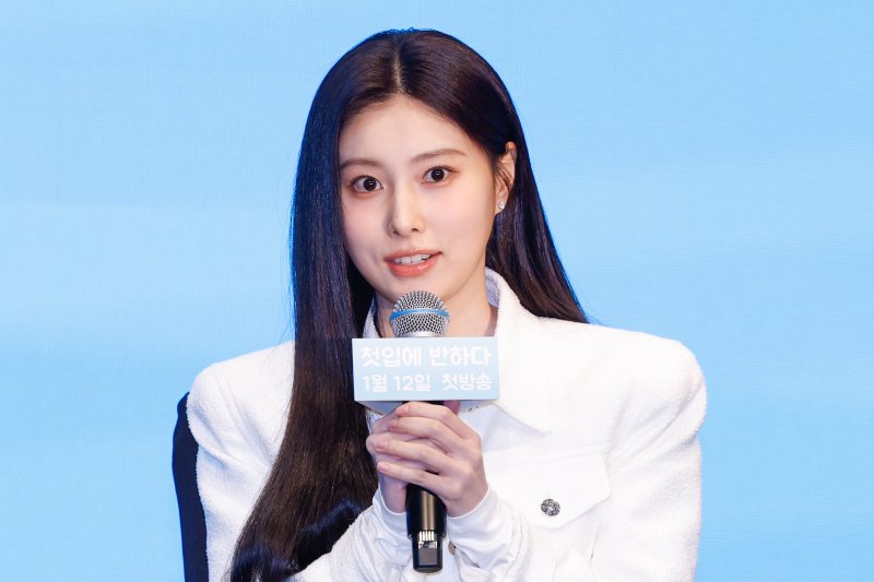 배우 강혜원이 7일 서울 구로구 더세인트에서 열린 일본 테레비 도쿄(TV TOKYO) 드라마 '첫입에 반하다'(김밥과 오니기리, 사랑하는 두 사람은 닮았지만 다르다) 제작발표회에 참석해 질의에 답하고 있다. 2026.1.7/뉴스1 ⓒ News1 안은나 기자