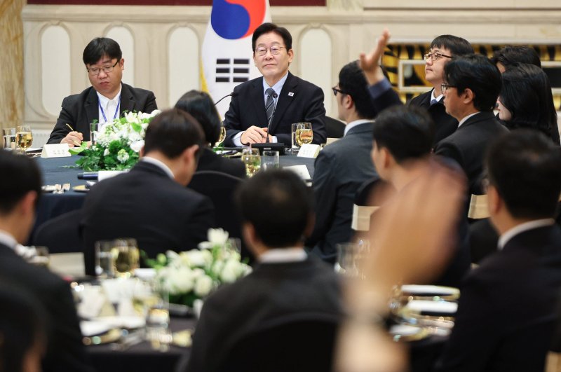 중국을 국빈방문 중인 이재명 대통령이 7일 상하이시에서 열린 순방기자단 오찬간담회에서 취재진 질문을 받고 있다. 2026.1.7/뉴스1 ⓒ News1 허경 기자