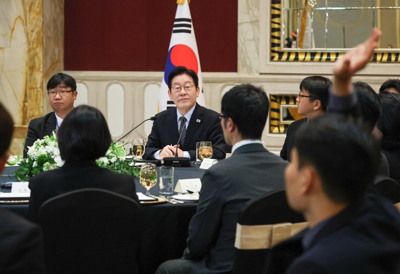 중국을 국빈방문 중인 이재명 대통령이 7일 상하이시에서 열린 순방기자단 오찬간담회에서 취재진 질문을 받고 있다. 2026.1.7/뉴스1 ⓒ News1 허경 기자
