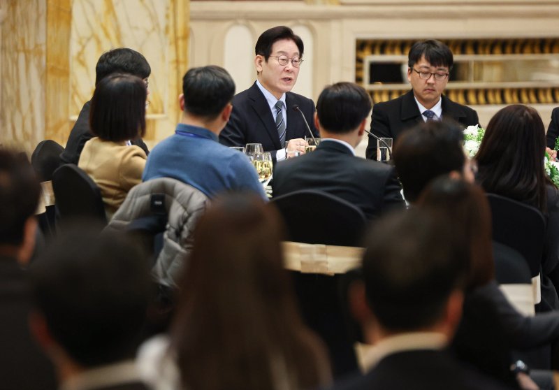 중국을 국빈방문 중인 이재명 대통령이 7일 상하이시에서 열린 순방기자단 오찬간담회에서 발언하고 있다. 2026.1.7/뉴스1 ⓒ News1 허경 기자