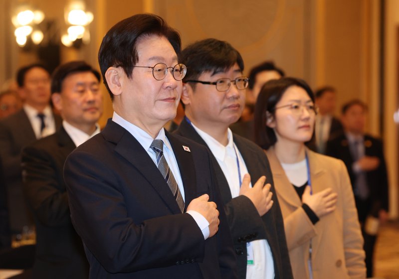 [상하이=뉴시스] 최동준 기자 = 중국을 국빈 방문 중인 이재명 대통령이 7일(현지 시간) 상하이 한 호텔에서 열린 순방 기자단 오찬 간담회에서 국민의례를 하고 있다. 2026.01.07. photocdj@newsis.com