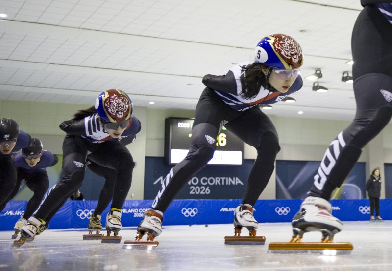 쇼트트랙 최민정과 김길리를 비롯한 선수들이 7일 충북 진천 국가대표선수촌에서 열린 밀라노코르티나 동계올림픽 D-30 미디어데이에서 훈련을 하고 있다.뉴시스