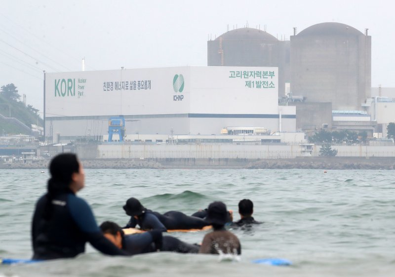 영구 폐쇄가 되지 않은 원전 중 가장 오래된 원전인 고리 2호기는 1983년 상업 운전을 시작한 발전소다. 가압경수로 방식의 전기출력 685메가와트(MWe)급 원전이다. 사진은 이날 부산 기장군 장안읍 고리 2호기(왼쪽) 모습. 2025.9.25/뉴스1 ⓒ News1 윤일지 기자
