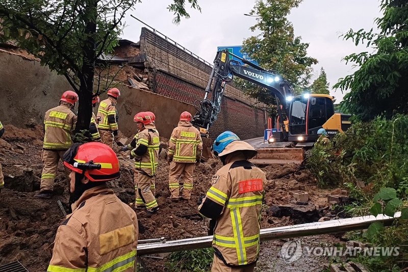 오산 가장교차로 고가도로 옹벽 붕괴 (출처=연합뉴스)