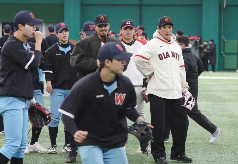 미국 프로야구 메이저리그(MLB) 샌프란시스코 자이언츠 윌리 아다메스와 황재균이 7일 경기 이천시 LG 챔피언스파크에서 훈련 중인 고등학교 선수들을 지켜보고 있다. 2026.1.7/뉴스1 ⓒ News1 김영운 기자