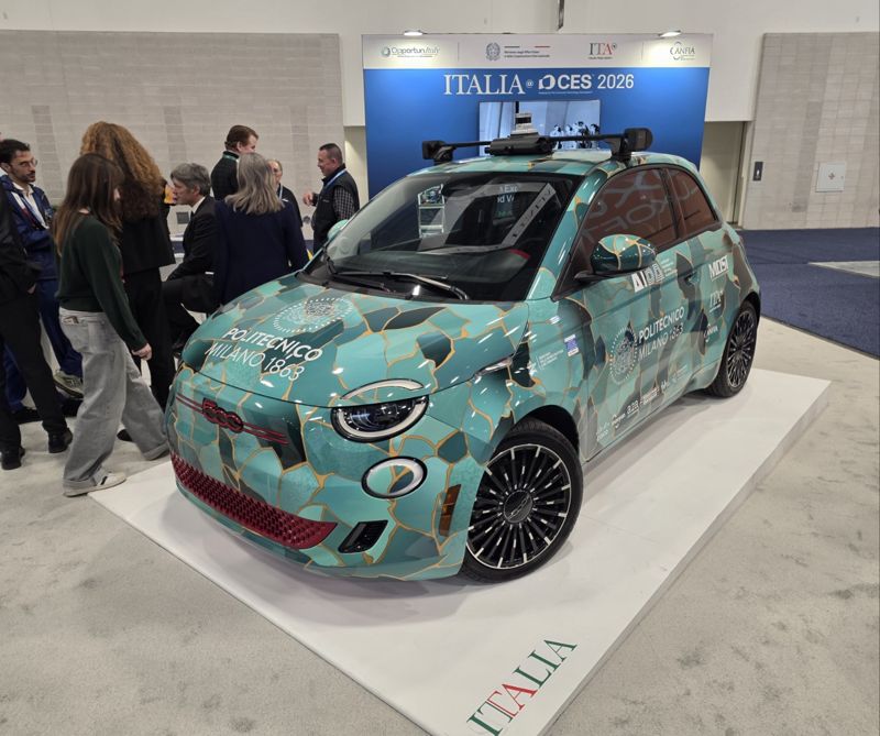 세계 최대 가전·정보기술(IT) 전시회 CES 2026이 열린 6일(현지시간) 라스베이거스 컨벤션센터(LVCC) 웨스트홀에 전시된 이탈리아자동차산업협회(ANFIA)의 부스. 밀라노공대 연구진의 자율주행 프로그램 AIDA 프로젝트에서 도심 자율주행에 사용된 피아트(Fiat) 500e 전기차의 모습. 사진=김학재기자