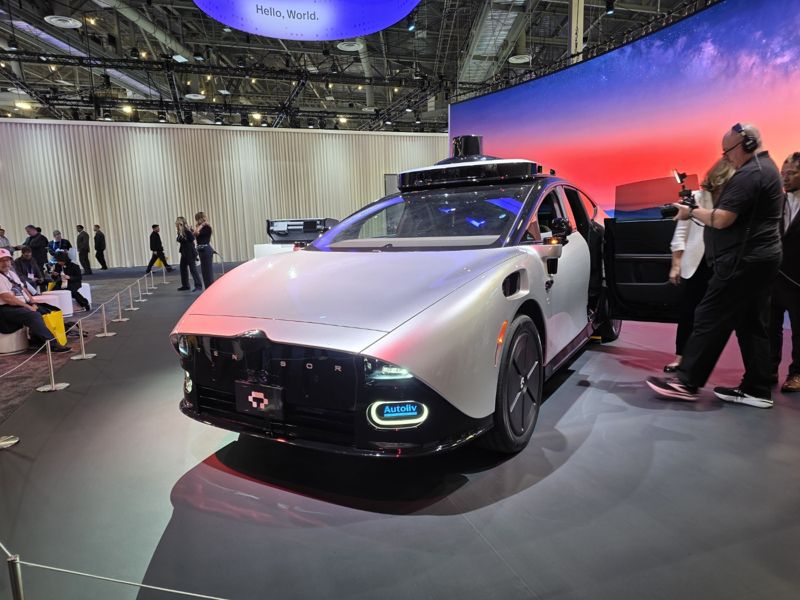 세계 최대 가전·정보기술(IT) 전시회 CES 2026이 열린 6일(현지시간) 라스베이거스 컨벤션센터(LVCC) 웨스트홀에 전시된 텐서와 오토리브가 제작한 로보카의 모습. 사진=김학재기자