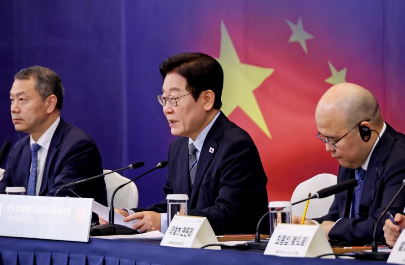 이재명 대통령이 7일 중국 상하이 국제회의중심에서 열린 한·중 벤처스타트업 서밋에서 발언하고 있다. 뉴스1