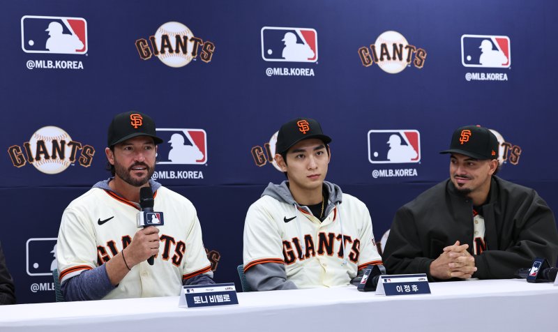 [이천=뉴시스] 최진석 기자 = 토니 비텔로(왼쪽) 샌프란시스코 자이언츠 감독이 7일 오후 경기 이천 LG 챔피언스파크에서 열린 샌프란시스코 자이언츠 공식 기자회견에서 발언하고 있다. 2026.01.07. myjs@newsis.com