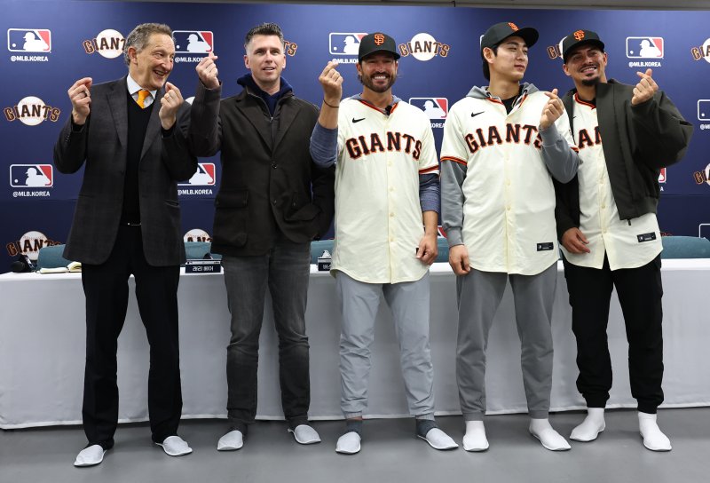 [이천=뉴시스] 최진석 기자 = 샌프란시스코 자이언츠 래리 베어(왼쪽부터) CEO, 버스터 포지 사장, 토니 비텔로 감독, 이정후, 윌리 아다메스가 7일 오후 경기 이천 LG 챔피언스파크에서 열린 샌프란시스코 자이언츠 공식 기자회견에서 포즈를 취하고 있다. 2026.01.07. myjs@newsis.com