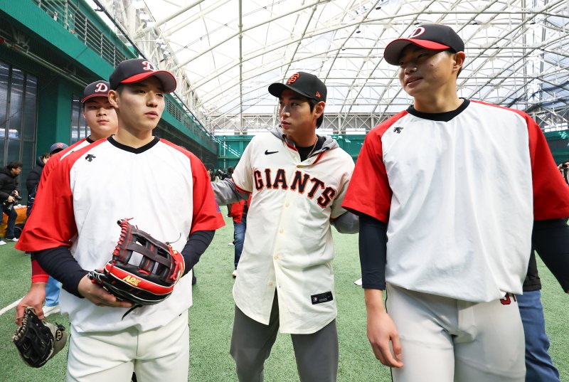[이천=뉴시스] 최진석 기자 = 샌프란시스코 자이언츠 이정후가 7일 오후 경기 이천 LG 챔피언스파크에서 열린 샌프란시스코 자이언츠 야구 클리닉에서 덕수고 선수들과 대화를 나누고 있다. 2026.01.07. myjs@newsis.com