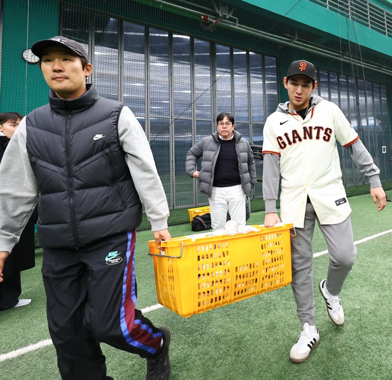[이천=뉴시스] 최진석 기자 = 샌프란시스코 자이언츠 이정후가 7일 오후 경기 이천 LG 챔피언스파크에서 열린 샌프란시스코 자이언츠 야구 클리닉에서 볼박스를 옮기고 있다. 2026.01.07. myjs@newsis.com