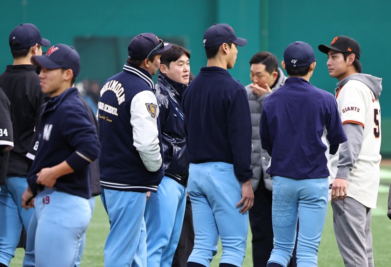 [이천=뉴시스] 최진석 기자 = 샌프란시스코 자이언츠 이정후가 7일 오후 경기 이천 LG 챔피언스파크에서 열린 샌프란시스코 자이언츠 야구 클리닉에서 휘문고 선수들과 대화를 나누고 있다. 2026.01.07. myjs@newsis.com