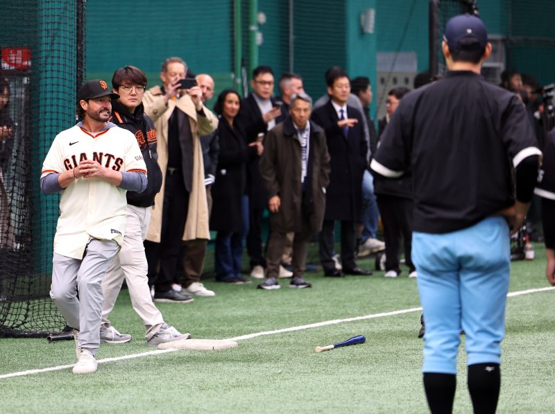 [이천=뉴시스] 최진석 기자 = 토니 비텔로샌프란시스코 자이언츠 감독이 7일 오후 경기 이천 LG 챔피언스파크에서 열린 샌프란시스코 자이언츠 야구 클리닉에서 휘문고와 덕수고 선수들을 지도하고 있다. 2026.01.07. myjs@newsis.com