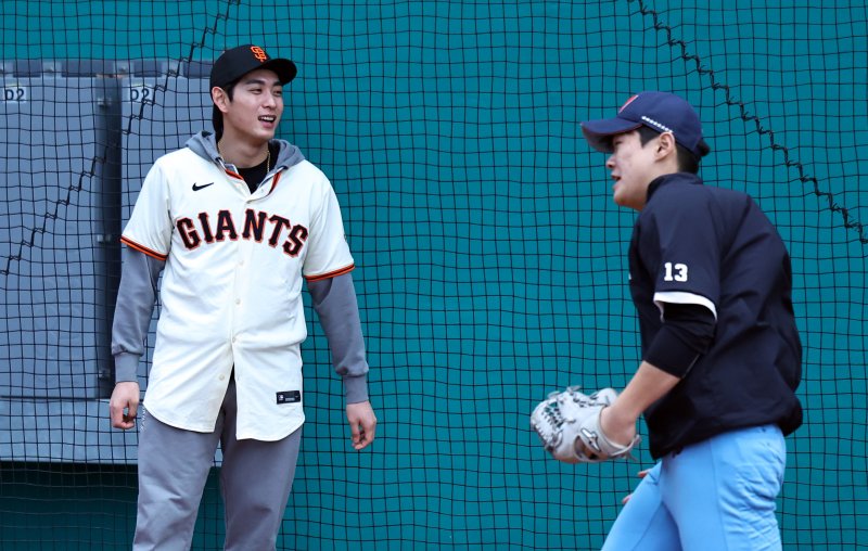 [이천=뉴시스] 최진석 기자 = 샌프란시스코 자이언츠 이정후가 7일 오후 경기 이천 LG 챔피언스파크에서 열린 샌프란시스코 자이언츠 야구 클리닉에서 휘문고와 덕수고 선수들의 훈련을 살펴보고 있다. 2026.01.07. myjs@newsis.com