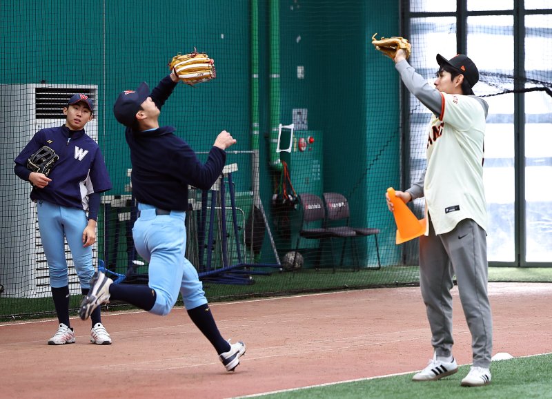 [이천=뉴시스] 최진석 기자 = 샌프란시스코 자이언츠 이정후가 7일 오후 경기 이천 LG 챔피언스파크에서 열린 샌프란시스코 자이언츠 야구 클리닉에서 휘문고와 덕수고 선수들의 훈련을 살펴보고 있다. 2026.01.07. myjs@newsis.com