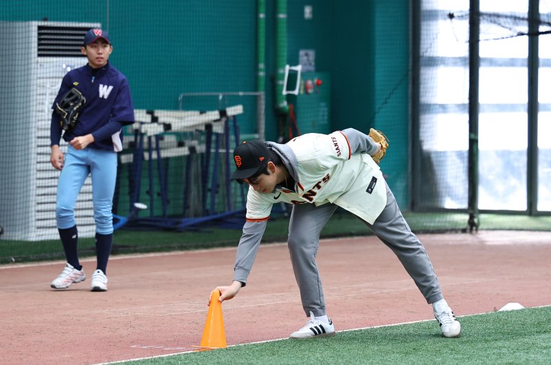 [이천=뉴시스] 최진석 기자 = 샌프란시스코 자이언츠 이정후가 7일 오후 경기 이천 LG 챔피언스파크에서 열린 샌프란시스코 자이언츠 야구 클리닉에서 훈련 도구를 정리하고 있다. 2026.01.07. myjs@newsis.com