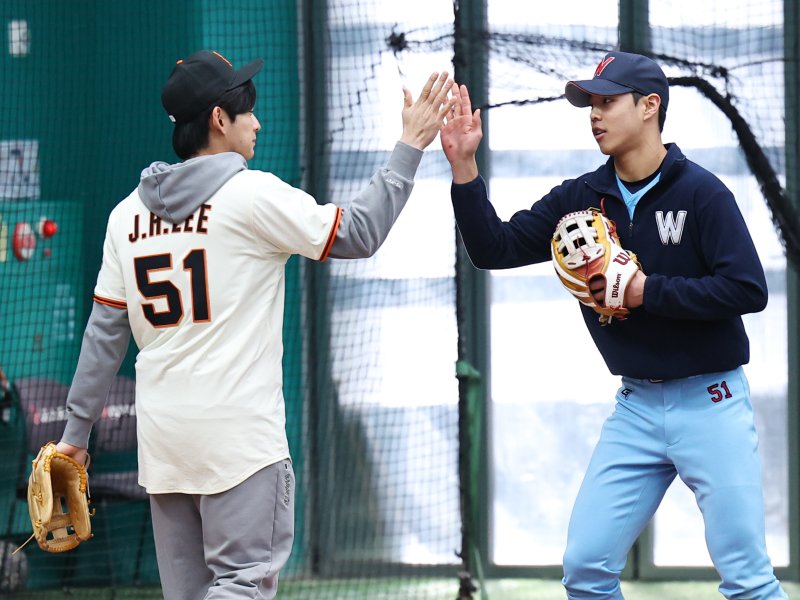 [이천=뉴시스] 최진석 기자 = 샌프란시스코 자이언츠 이정후가 7일 오후 경기 이천 LG 챔피언스파크에서 열린 샌프란시스코 자이언츠 야구 클리닉에서 휘문고 선수와 하이파이브하고 있다. 2026.01.07. myjs@newsis.com