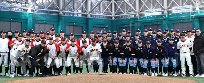 [이천=뉴시스] 최진석 기자 = 샌프란시스코 자이언츠 이정후와 윌리 아다메스, 토니 비텔로 감독이 7일 오후 경기 이천 LG 챔피언스파크에서 열린 샌프란시스코 자이언츠 야구 클리닉에 앞서 덕수고, 휘문고 선수들과 기념촬영하고 있다. 2026.01.07. myjs@newsis.com
