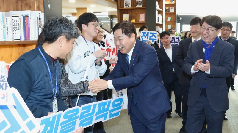 [전주=뉴시스] 김얼 기자 = 2026년을 맞이해 시·군 방문에 나선 김관영(가운데) 전북특별자치도지사가 7일 첫 번째 행선지인 전북 전주시 전주시청을 방문해 직원들과 인사를 나누고 있다. 2026.01.07. pmkeul@newsis.com