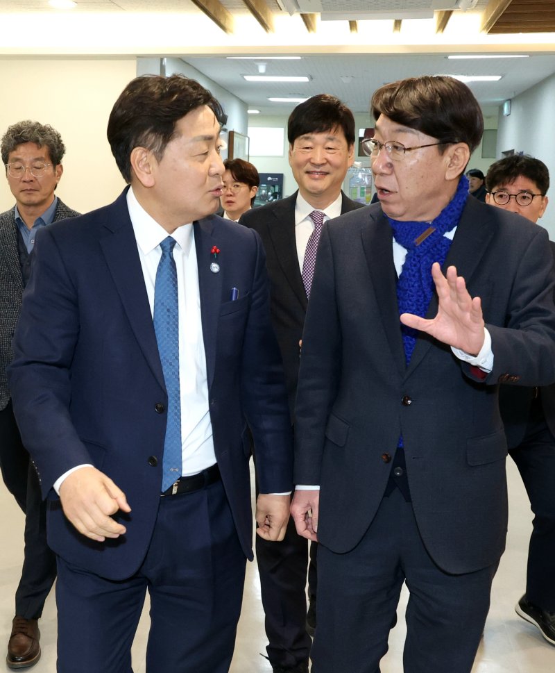 [전주=뉴시스] 김얼 기자 = 2026년을 맞이해 시·군 방문에 나선 김관영(왼쪽) 전북특별자치도지사가 7일 첫 번째 행선지인 전북 전주시 전주시청을 방문해 우범기 전주시장과 대화를 나누며 장내로 들어서고 있다. 2026.01.07. pmkeul@newsis.com